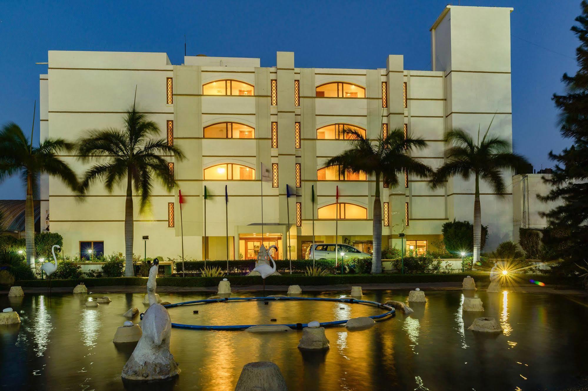 Quality Inn Palms Gandhidham Exterior photo