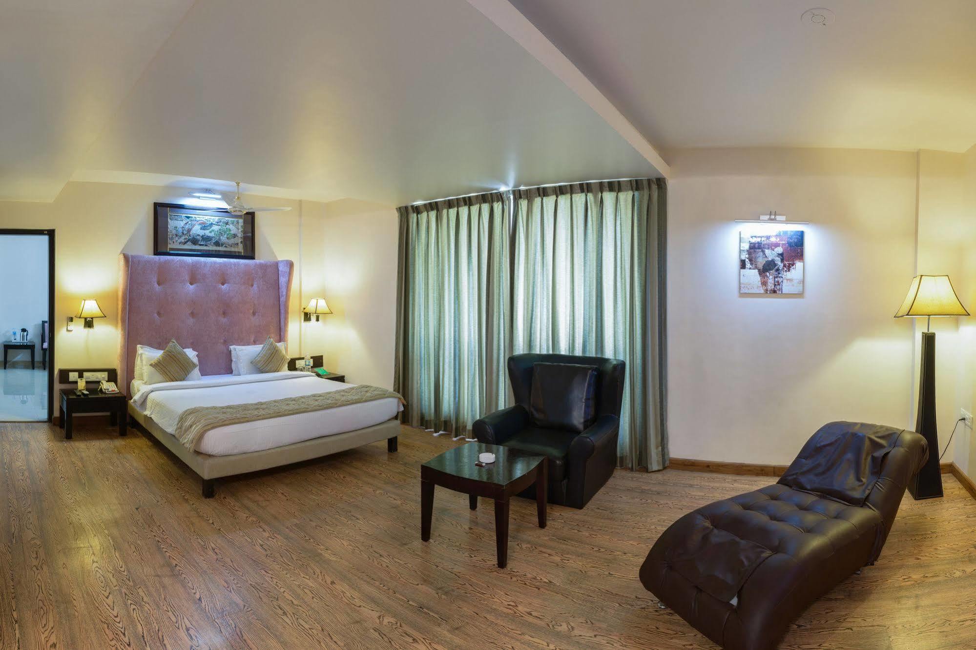 Quality Inn Palms Gandhidham Exterior photo