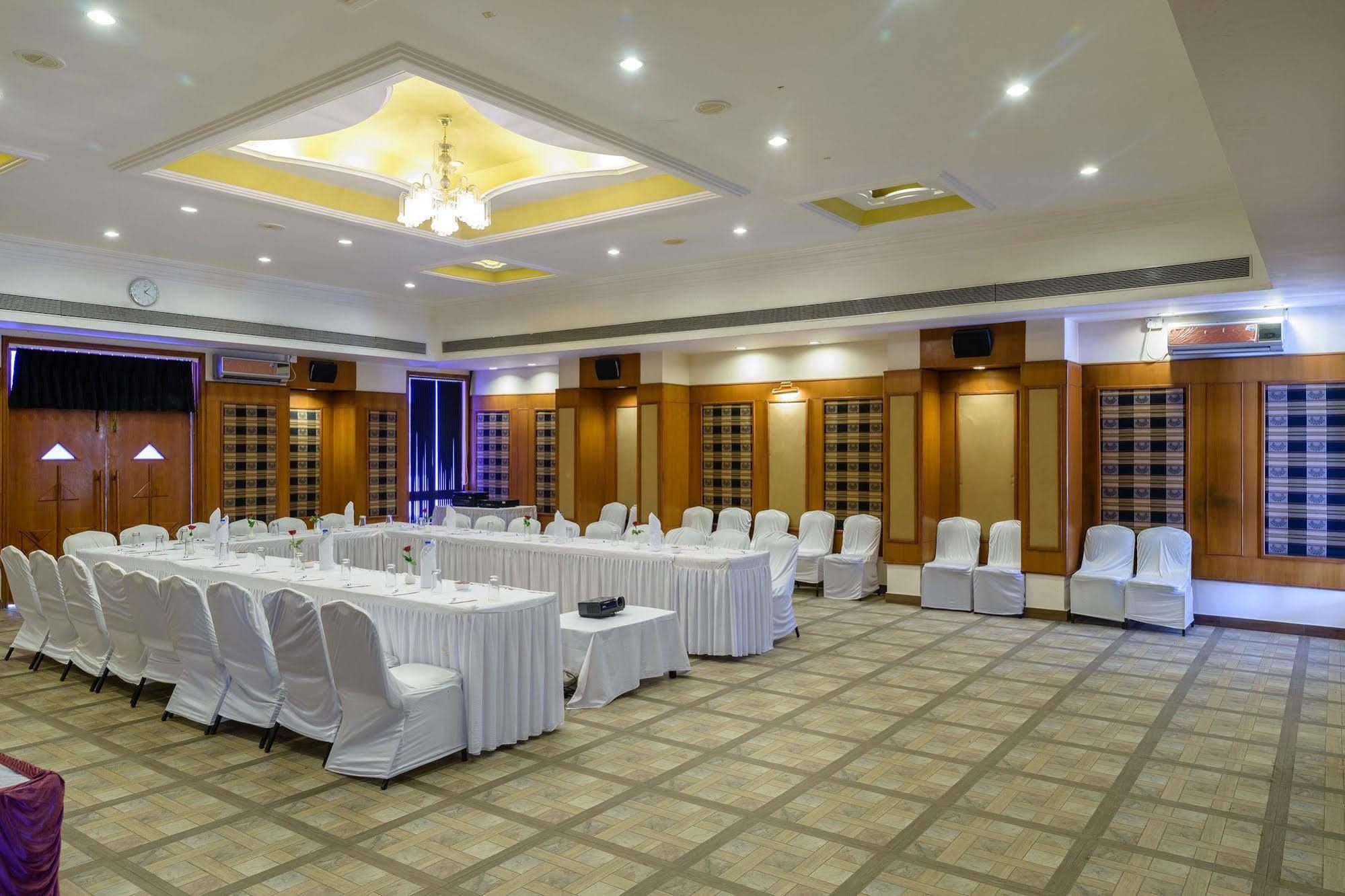 Quality Inn Palms Gandhidham Exterior photo